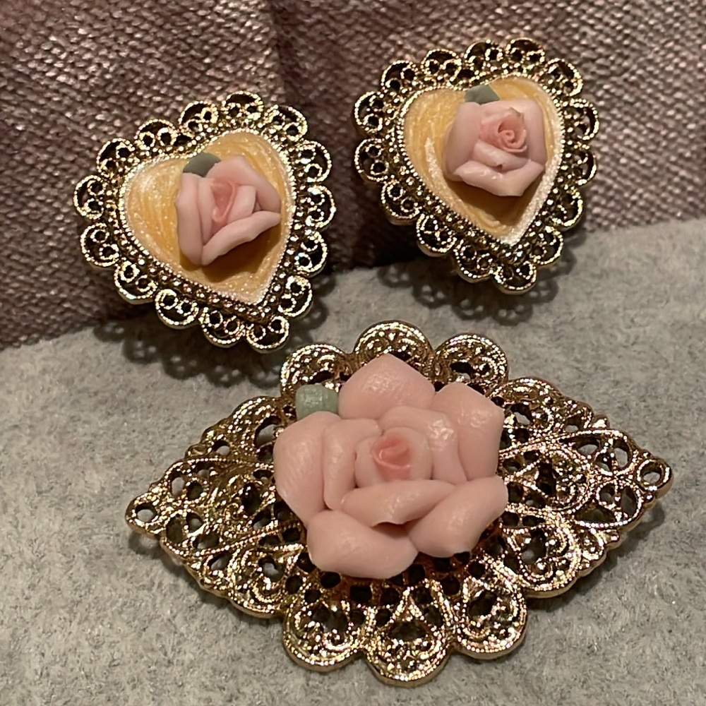 1928 Porcelain Rose Brooch & Earrings Set Clip Ons Gold Filigree Romantic Set